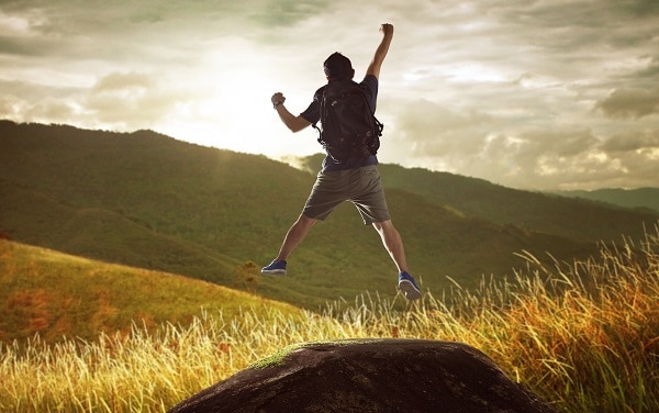Hombre saltando en una colina