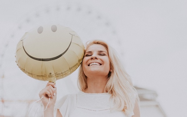 Mujer feliz con globo smile