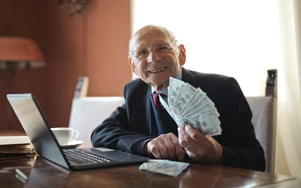 Anciano mostrando dólares