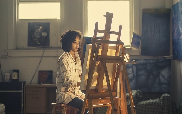 Mujer pintando en lienzo