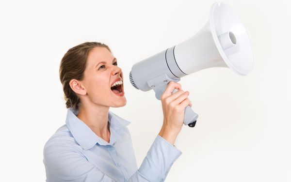 Mujer gritando por megafono