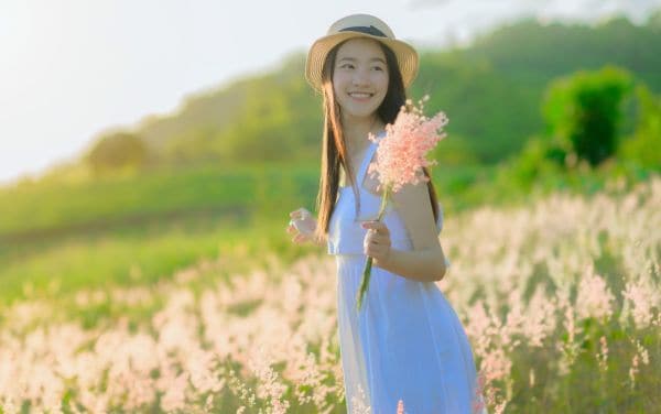 Mujer feliz en una pradera