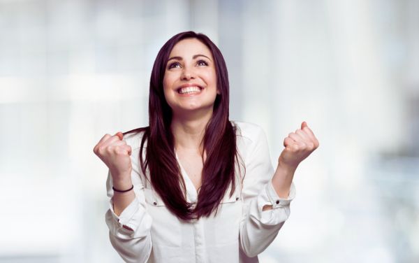 Mujer feliz mirando al cielo